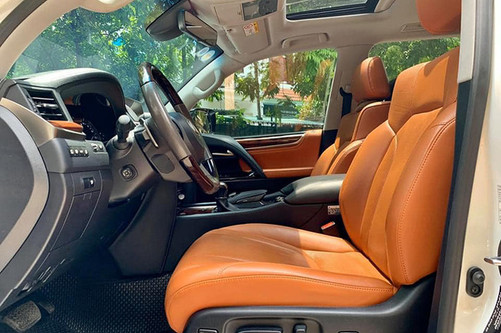 Xe được tích hợp hệ thống đèn LED chiếu sáng khu vực để chân và mở cửa tự động khi chạm vào tay nắm. Nội thất sang trọng hơn với chất liệu da và gỗ cao cấp Shimamoku kết hợp với ánh sáng trắng dịu nhẹ của đèn LED và hệ thống chiếu sáng xung quanh tích hợp.