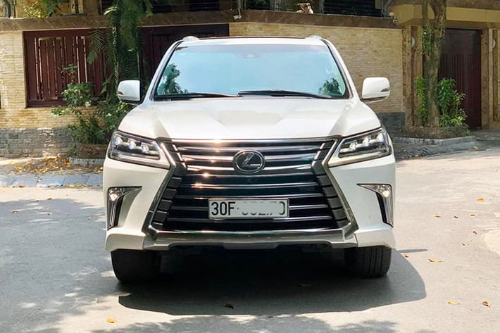 Mới đây, chiếc xe sang Lexus LX570 đời 2016 phiên bản nhập Trung Đông, tức là đã 4 năm tuổi đời và đã chạy được khoảng 25.000 km và đang được rao bán trên sàn xe cũ. Chiếc xe mang biển số Hà Nội sở hữu ngoại thất màu trắng và nội thất màu nâu vẫn còn khá nguyên bản.