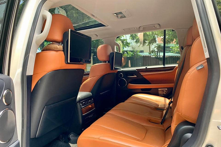 Hàng ghế sau được trang bị hai màn hình giải trí tinh thể lỏng độ phân giải cao 11,6 inch cùng hệ thống điều hòa công nghệ mới. Xe được trang bị hệ thống theo dõi cảnh báo áp suất lốp (TPMS), hệ thống cảnh báo điểm mù (BSM) sử dụng sóng ra-đa và chức năng cảnh báo điểm mù khi lùi (Rear Cross Traffic Alert) phát hiện và thông báo khi phương tiện khác tiến đến vùng không gian xe sẽ lùi...