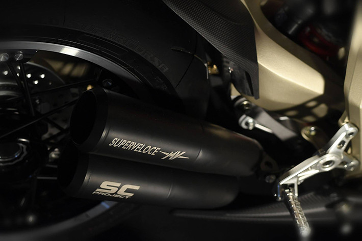 Ngoài ra, Superveloce 800 cũng có một số trang bị khác biệt như hệ thống ống xả 3 đầu xả quen thuộc thay cho ống xả đôi SC trên bản Serie Oro. Bộ vành xe là vành hợp kim với 5 nan chéo thay thế cho vành Kineo.