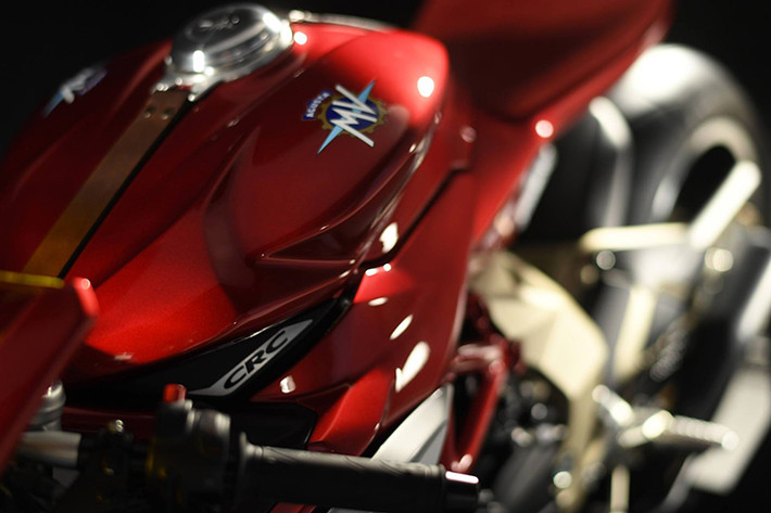 Toàn bộ đèn của chiếc xe hiện đại được thiết kế giả cổ bo tròn và rất gọn gàng với nhân LED phía bên trong. Theo truyền thống của hãng, mẫu Superveloce Ottecento có tùy chọn màu Đỏ Bạc đặc trưng, tùy chọn màu thứ hai là màu Đen nhám.