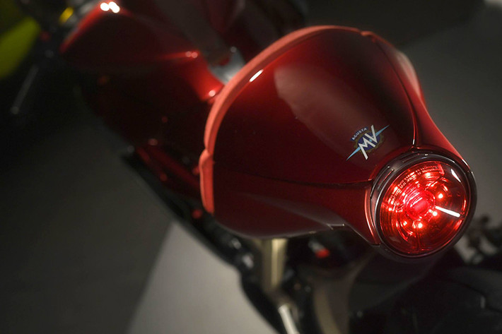 Về trang bị Superveloce 800 sở hữu phuộc trước USD từ Marzocchi kích thước 43mm, phuộc sau từ Sachs được kết nối với gắp đơn nhôm siêu nhẹ, phanh Brembo... Tất cả các trang bị này giúp chiếc xe có trọng lượng rất nhẹ chỉ 173kg, tương đương với người anh em F3 800 của mình.