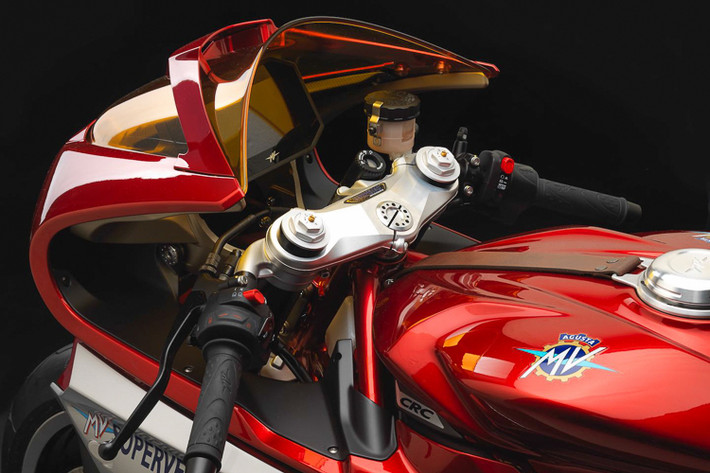 Sport bike đến từ nước Ý sẽ là mẫu xe được phát triển từ MV Agusta F3 800 với bộ vỏ hoàn toàn mới theo kiểu dáng Cafe Racer khi mang tay lái thấp, bộ kính gió fairing gọn gàng pha chút cổ điển.