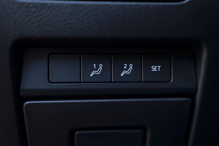 Cùng với đó Mazda3 1.5L Signature 2024 mới cũng có các tính năng phanh ABS, EDB, hỗ trợ lực phanh khẩn cấp EBA, cân bằng điện tử DSC, kiểm soát lực kéo, hỗ trợ khởi hành ngang dốc, camera 360, 7 túi khí...