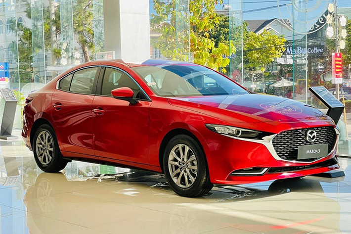 Về ngoại thất, Mazda3 bản Signature và Premium có thiết kế và trang bị gần như giống nhau, bao gồm mặt ca-lăng viền mạ crôm, đèn trước/sau full-LED, gương chiếu hậu tự động chống chói, cửa sổ trời, cảm biến đỗ xe trước/sau. Sự khác biệt xuất hiện duy nhất ở ngoại thất là bản Signature dùng bộ mâm kích thước 18 inch, còn bản bản Premium sử dụng vành 16 inch. 