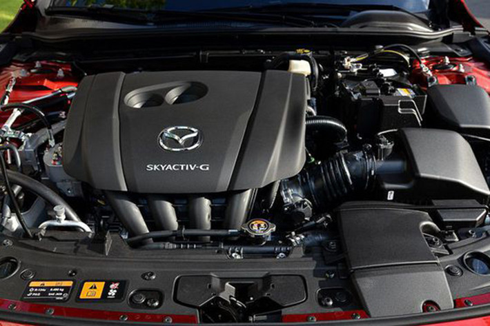 Về trang bị tiện nghi, phiên bản Mazda3 1.5L Signature không có nhiều khác biệt với bản Premium. Phía sau vô lăng là bảng đồng hồ kỹ thuật số 7 inch; màn hình trung tâm 8,8 inch hỗ trợ kết nối Apple CarPlay; hệ thống âm thanh 8 loa; ghế lái chỉnh điện 10 hướng tích hợp bộ nhớ 2 vị trí...