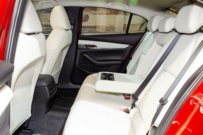 Hệ thống có thể tự động giữ chiếc Mazda ở giữa làn đường thông qua việc nhận dạng phương tiện phía trước và vạch kẻ đường. Tài xế có thể kích hoạt tính năng này để điều khiển xe nhàn nhã và an toàn hơn, đặc biệt là trong điều kiện giao thông đông đúc, với tốc độ từ 30-145 km/h.