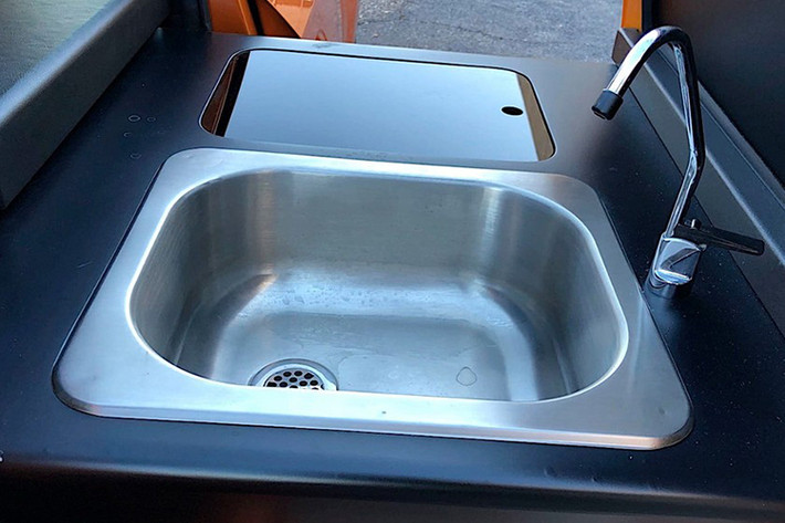 Tất cả những chi tiết từ Toyota Scion biến hình giúp hé lộ các trang bị sang chảnh bên trong của xe khiến cho nhiều người ngạc nhiên như tủ lạnh, thùng giữ lạnh, bồn rửa, thớt, và thậm chí hai chiếc TV.