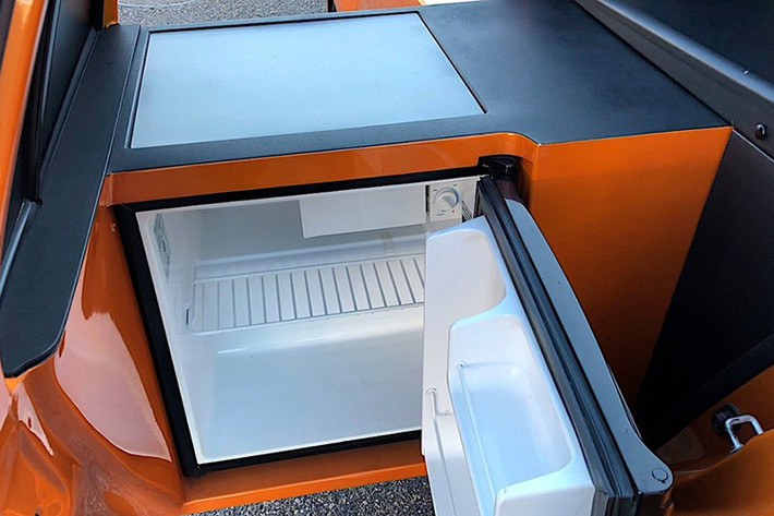 Tại một triển lãm xe độ SEMA cách đây vài năm, đội ngũ từ MV Designz ở Santa Ana, California đã cho ra đời chiếc Toyota Scion xD độ “tối thượng” này. Phức tạp hơn nhiều so với những gì người mua có thể nhận được từ nhà máy hoặc đại lý, chiếc xe này mới đây đã được mang bán đấu giá, và nhanh chóng tìm thấy một mái nhà mới.