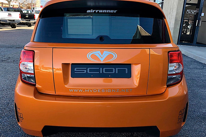 Mặc dù vẫn giữ nguyên động cơ chính hãng, song chiếc xe Toyota Scion đặc biệt này có nhận được nắp capô, tấm cản va trước và sau, thanh ốp sườn độ, và một bộ la-zăng đúc cỡ 18-inch to tướng, kết hợp với đó là một lớp sơn hoàn thiện màu cam bắt mắt.