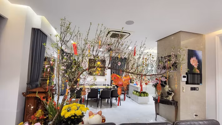 Khu bếp và bàn ăn rộng rãi, thoáng mát. Ảnh: FBNV