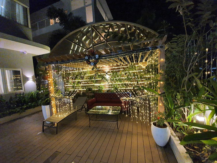 Biệt thự của Vũ Thu Phương có 10 phòng để sử dụng với 4 phòng ngủ, phòng ngủ siêu lớn (160m2), bếp, phòng khách, phòng chơi, phòng học, phòng thờ, phòng sauna, spa, 2 phòng kho, 1 phòng bảo vệ và vườn thủy canh trên sân thượng. Ảnh: FBNV