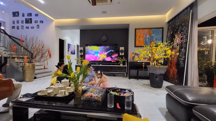 Phòng khách rộng rãi, được thiết kế theo phong cách hiện đại. Ảnh: FBNV