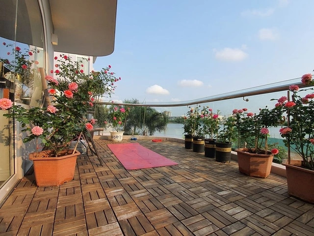 Ban công rộng rãi là nơi nữ siêu mẫu trồng các loại hoa, nhiều nhất là hoa hồng. Ảnh: FBNV