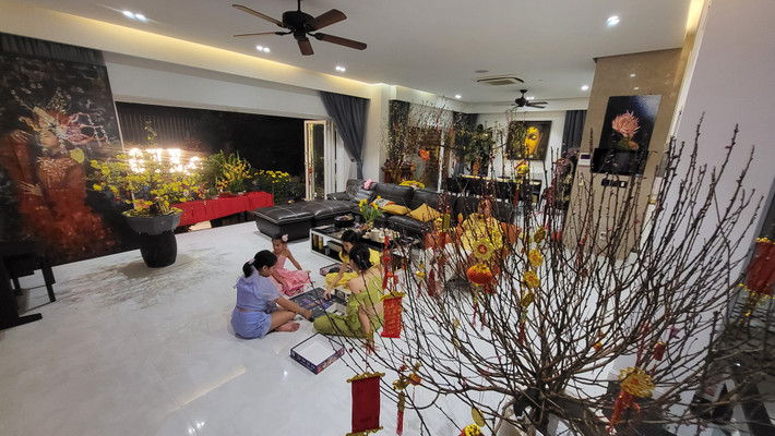 Vào dịp Tết, nữ siêu mẫu trang trí nhiều cây và hoa cho không gian sống thêm tươi mới. Ảnh: FBNV