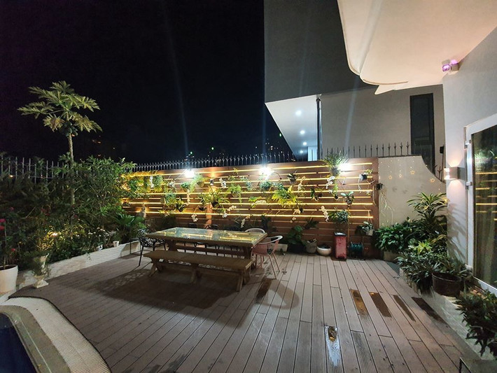 Góc vườn được trang trí như khu nghỉ dưỡng. Ảnh: FBNV