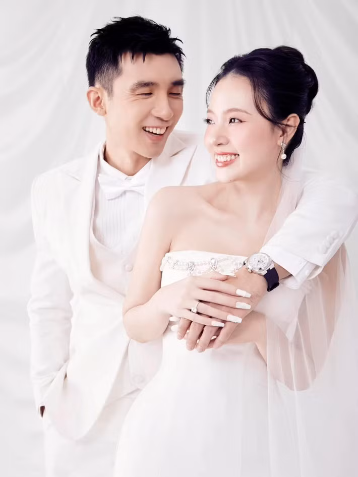 Ngoài nắm giữ 2% vốn của nhựa Duy Tân, thiếu gia Minh Đạt còn đảm nhận vị trí giám đốc vận hành (COO) một chi nhánh, đồng thời là trợ lý tổng giám đốc công ty. Ảnh: Facebook