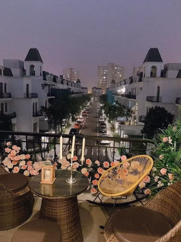 Tuấn Hưng và gia đình hiện sống trong căn biệt thự sang trọng ở Hà Nội được thiết kế theo phong cách châu Âu. Ảnh: FBNV