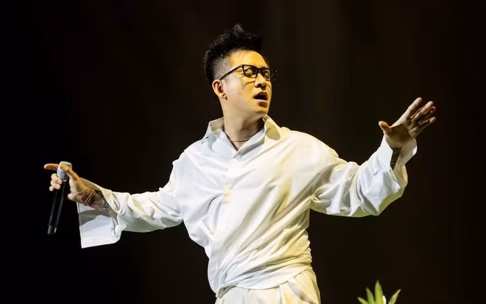 Tuấn Hưng được khán giả yêu thích và trở thành một trong những ca sĩ có mức cát-xê “khủng”. Ảnh: FBNV