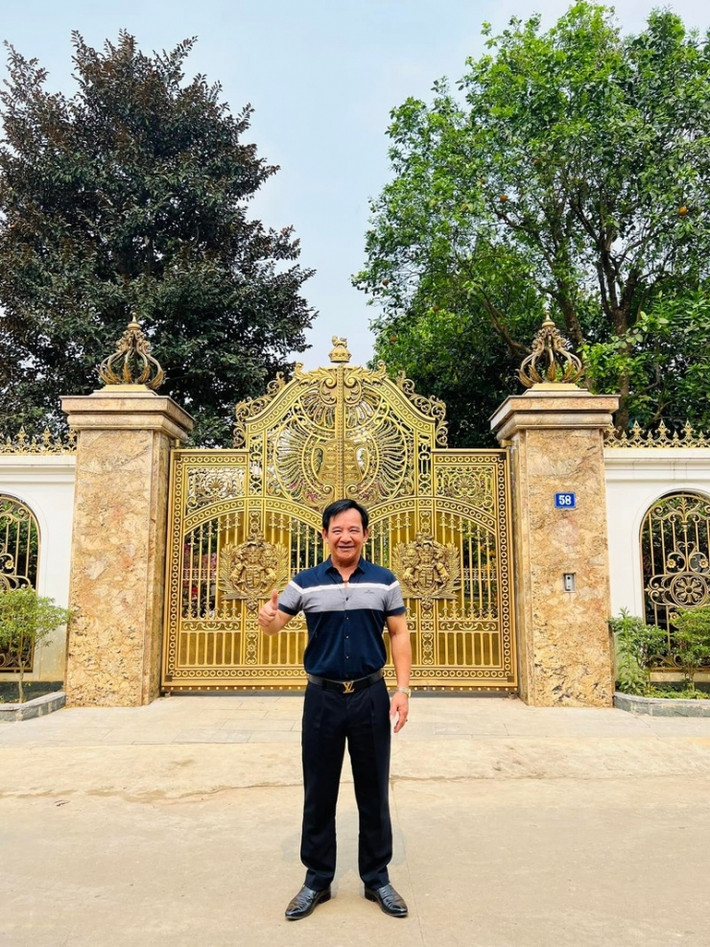 Hiện tại, gia đình NSƯT Quang Tèo sống trong căn biệt thự nhà vườn 3 tầng với phong cách cổ điển sang trọng tại Thạch Thất (Hà Nội). Ảnh: FBNV