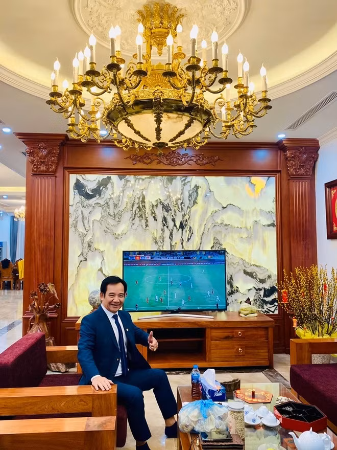 Nội thất bên trong căn biệt thự khiến nhiều người xuýt xoa bởi độ hoành tráng, tiện nghi. Ảnh: FBNV