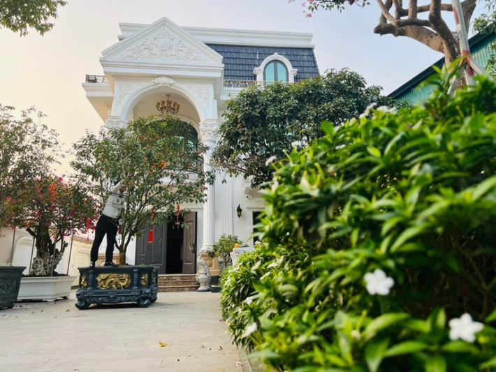 Đây là một biệt thự nhà vườn đúng nghĩa, được nam nghệ sĩ xây chỉn chu từ những thứ nhỏ nhất trong gần 2 năm. Ảnh: FBNV