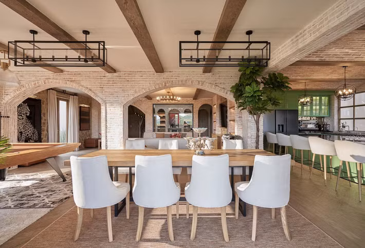 Biệt thự có hai phòng bếp thông với phòng ăn, trang bị đầy đủ thiết bị cao cấp nhập khẩu. Ảnh: FB Hoa hậu Thu Hoài