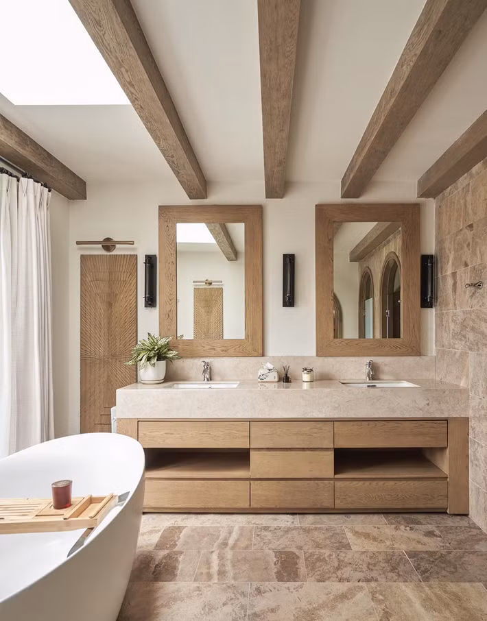 Phòng tắm gọn gàng, tối giản nhưng tiện nghi. Ảnh: FB Hoa hậu Thu Hoài