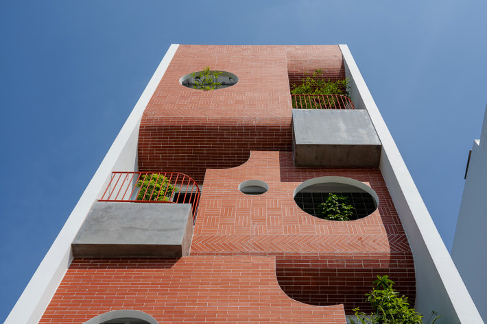 Nhược điểm lớn nhất của ngôi nhà là hướng chính Tây, nắng gắt chiếu thẳng vào bên trong làm không gian nóng bức. Ảnh: Quang Tran