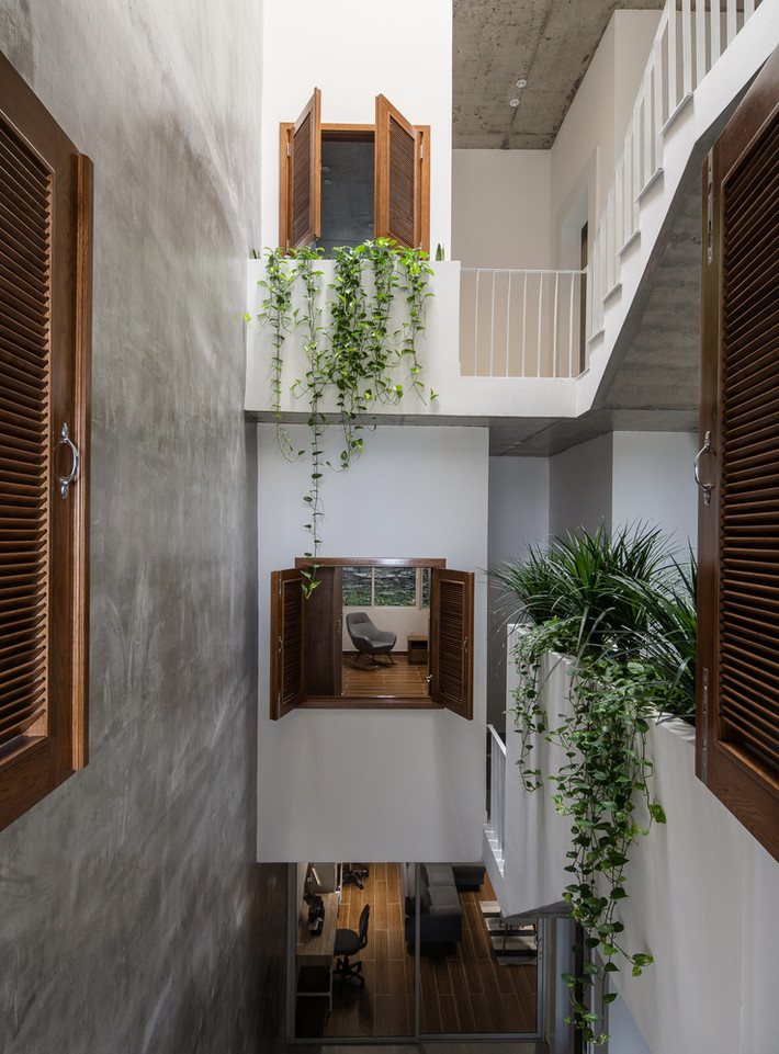 Giải pháp thứ 2 là bố trí khoảng thông tầng kết hợp giếng trời để không khí lưu thông hiệu quả. Ảnh: Quang Tran