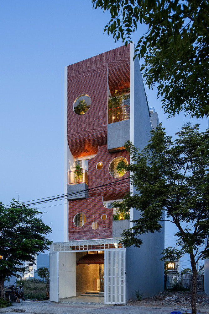 Để khắc phục nhược điểm này, kiến trúc sư áp dụng 3 giải pháp thiết kế quen thuộc mà hiệu quả. Ảnh: Quang Tran