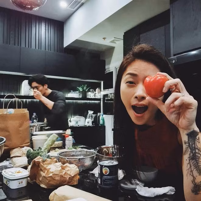 Cặp đôi hiện sống trong căn hộ cao cấp tại quận 2 (TP HCM). Ảnh: FBNV