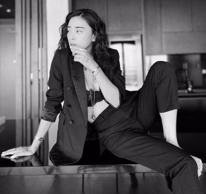 Ngô Thanh Vân lựa chọn phong cách hiện đại cho tổ ấm của mình, vừa thể hiện nét cá tính, vừa cải thiện không gian, xóa bỏ điểm hạn chế trong thiết kế thô, nhấn mạnh vẻ đẹp thẩm mỹ và công năng. Ảnh: Happynest