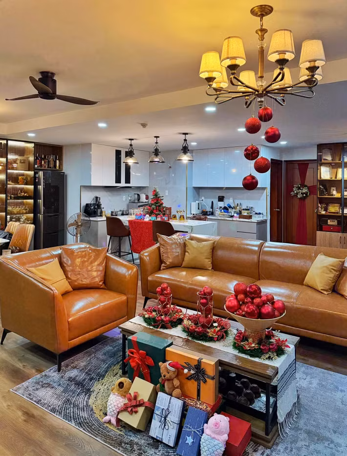 Phòng khách được trang trí tông màu nâu - đỏ chủ đạo, nổi bật với sofa da màu nâu cam. Ảnh: FB Nguyên Khang