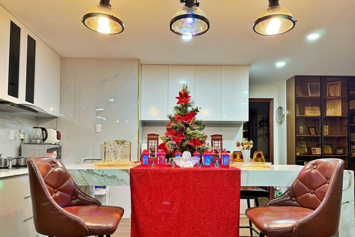 Bàn đảo trong bếp được lát đá cẩm thạch trắng, kết hợp ghế ngồi cao kiểu dáng hiện đại. Ảnh: FB Nguyên Khang