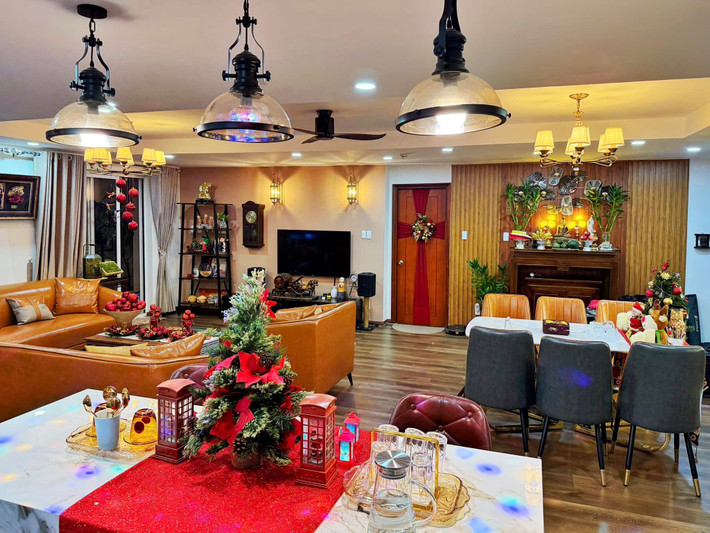 Mới đây, nam MC chia sẻ không gian căn hộ ngập sắc màu sau khi trang trí Giáng sinh. Ảnh: FB Nguyên Khang