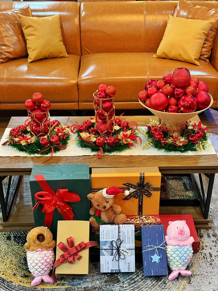 Chiếc bàn phủ vải đỏ được tô điểm với cây thông nhỏ gọn, trang trí bởi quả châu và dây ruy băng rực rỡ. Ảnh: FB Nguyên Khang