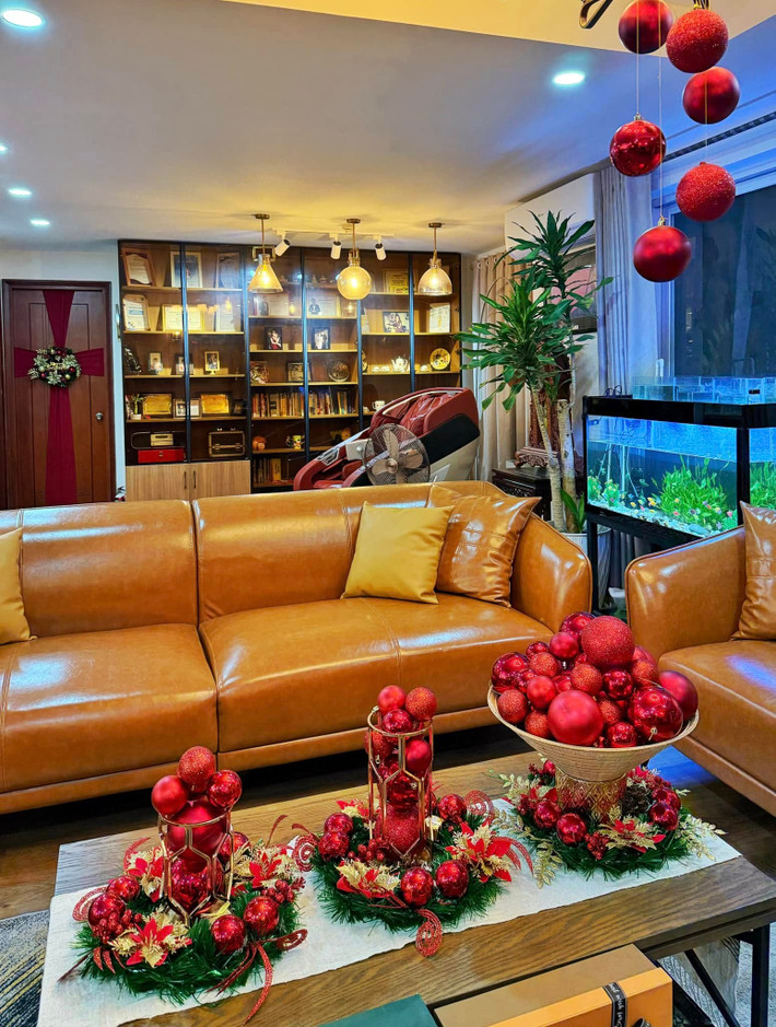 Kệ tủ lớn chiếm trọn không gian bên cạnh phòng khách là nơi MC Nguyên Khang lưu giữ các giải thưởng, hình ảnh và kỷ vật. Ảnh: FB Nguyên Khang