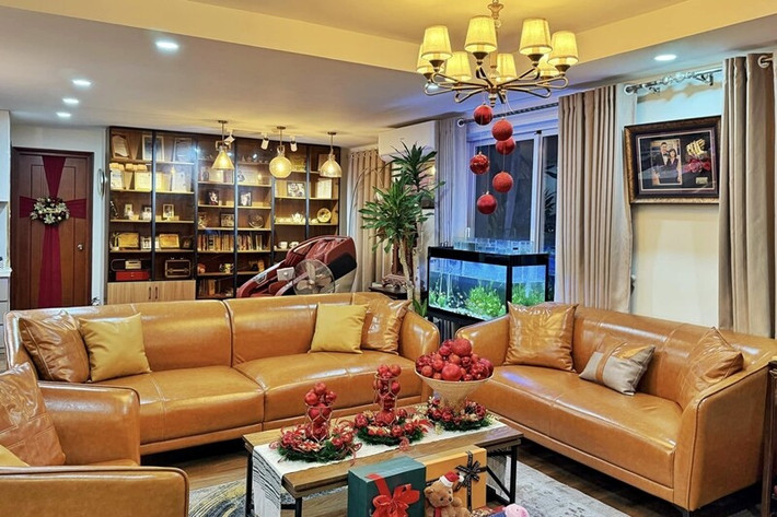 Bể cá cảnh đặt cạnh cửa sổ mang đến hơi thở thiên nhiên. Ảnh: FB Nguyên Khang