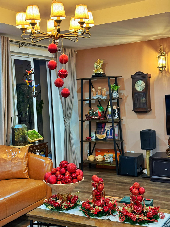 Ánh đèn chùm vàng kết hợp đèn thả trần thủy tinh tăng thêm sự sang trọng. Ảnh: FB Nguyên Khang