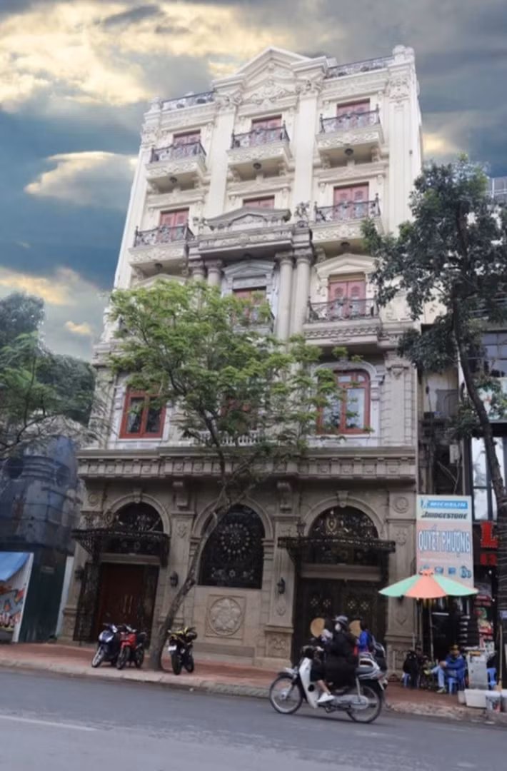 Chưa hết, gia đình bầu Hiển hiện sống trong căn biệt thự đồ sộ được ví như lâu đài nằm trên con phố sầm uất bậc nhất Hà thành. Ảnh: Trí thức trẻ