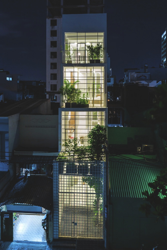 Về cơ bản, House 304 là một căn nhà ống nhỏ hẹp, nằm lọt giữa những bức tường của ngôi nhà láng giềng. Ảnh: Hiroyuki Oki