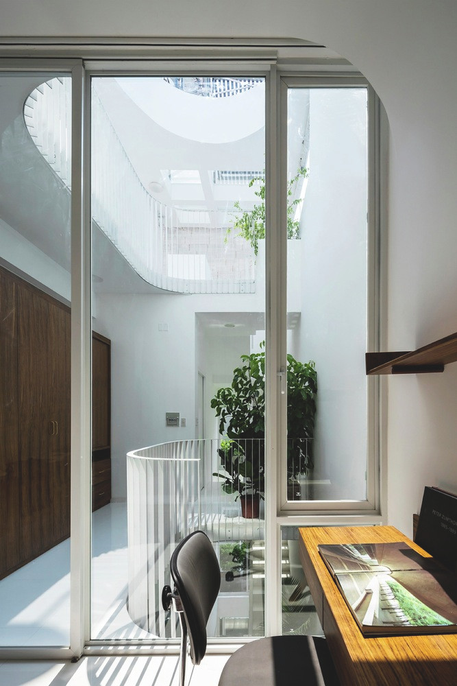 Bối cảnh này đặt ra nhiều thách thức cho nhóm kiến trúc sư, vừa tạo ra một không gian thú vị, đảm bảo thông thoáng và có độ chiếu sáng tốt. Ảnh: Hiroyuki Oki