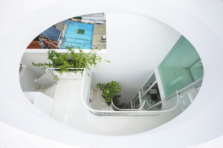 Theo đó, kiến trúc sư chọn giải pháp thiết kế giếng trời và khoảng thông để mở rộng ánh sáng. Ảnh: Hiroyuki Oki