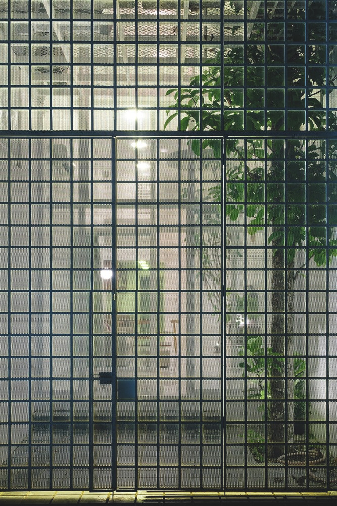 Thêm vào đó, nhà chỉ có một mặt tiền hướng ra đường, 3 mặt còn lại tiếp giáp với những ngôi nhà xung quanh. Ảnh: Hiroyuki Oki