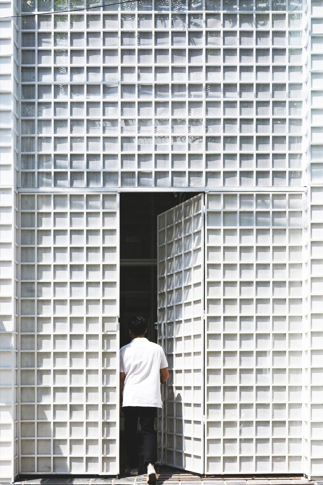 Hạn chế lớn nhất của căn nhà là chiều ngang hẹp, chỉ khoảng 3,5 mét, dài 12 mét. Ảnh: Hiroyuki Oki