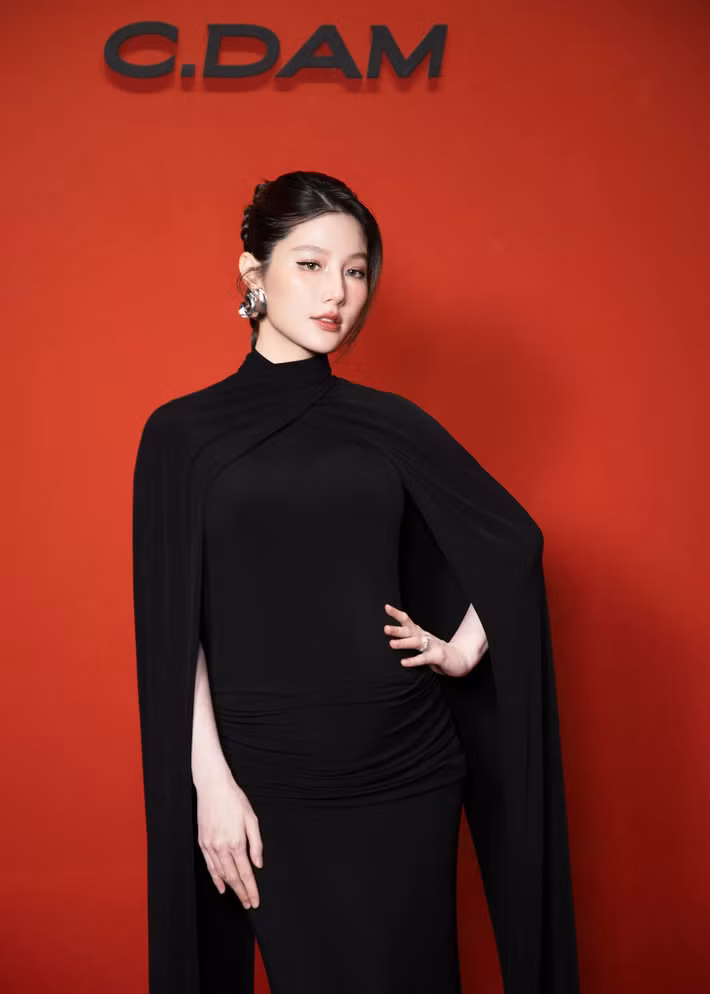 Sau nhiều lần im lặng trước tin đồn mang bầu, mới đây, Diễm My 9X đăng tải hình ảnh tham gia sự kiện và công khai chuyện mang thai. Ảnh: FBNV