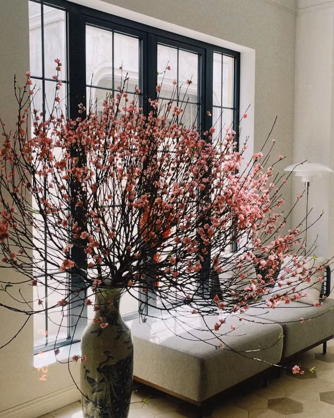 Ngày Tết, Diễm My 9X và ông xã doanh nhân trang trí ngập sắc xuân. Ảnh: FBNV