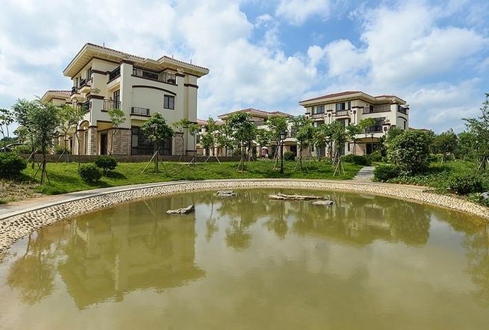 Thời điểm đó, trong làng có 190 hộ dân sinh sống. Nếu xét theo số dân trong làng, vị đại gia hào phòng đã xây nhiều hơn 70 căn biệt thự. Ảnh: QQ