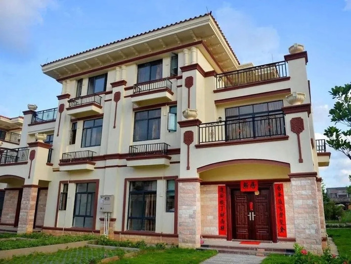 Khi Chen Sheng trở về làng, mọi người đưa ra các đòi hỏi. Vì vậy, ông không quay về làng nữa. Chính quyền địa phương phải họp người dân để thảo luận, phân chia các căn biệt thự. Ảnh: QQ